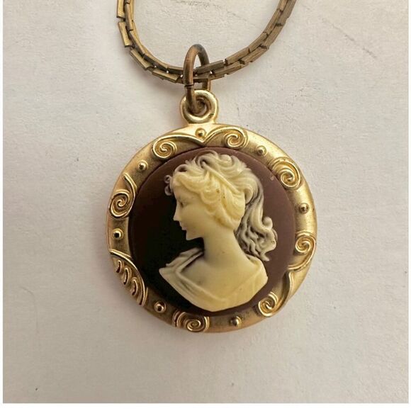 Gold tone cameo necklace - Picture 3 of 11